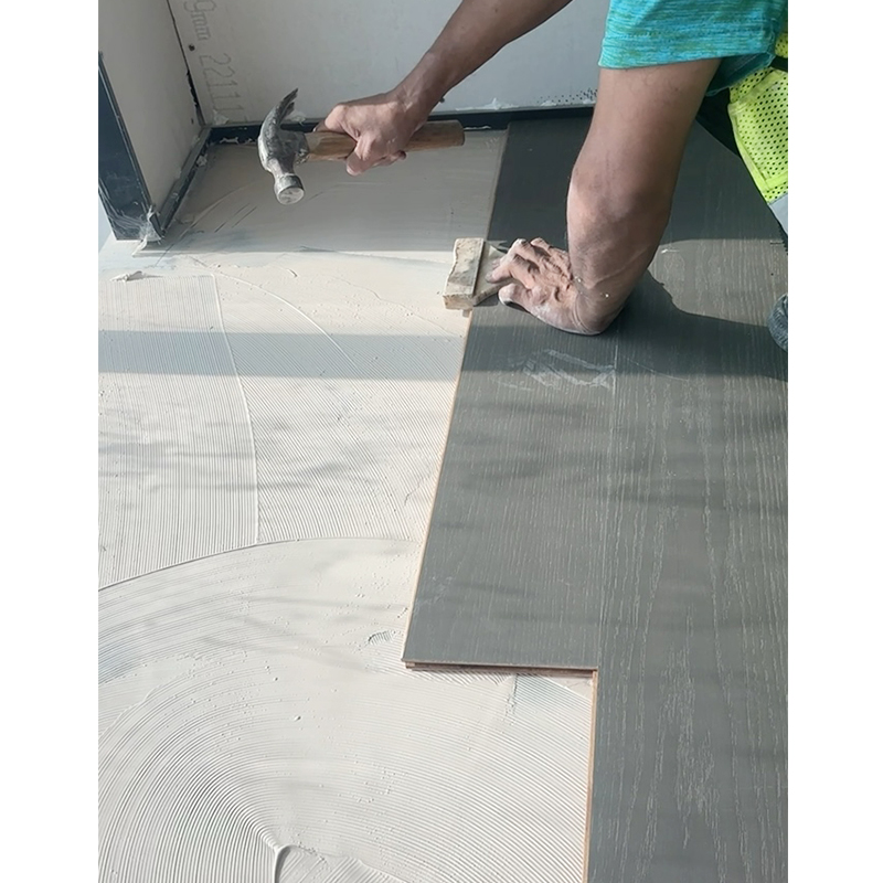 What is the key role of the flexibility of wood floor glue in the use of flooring?